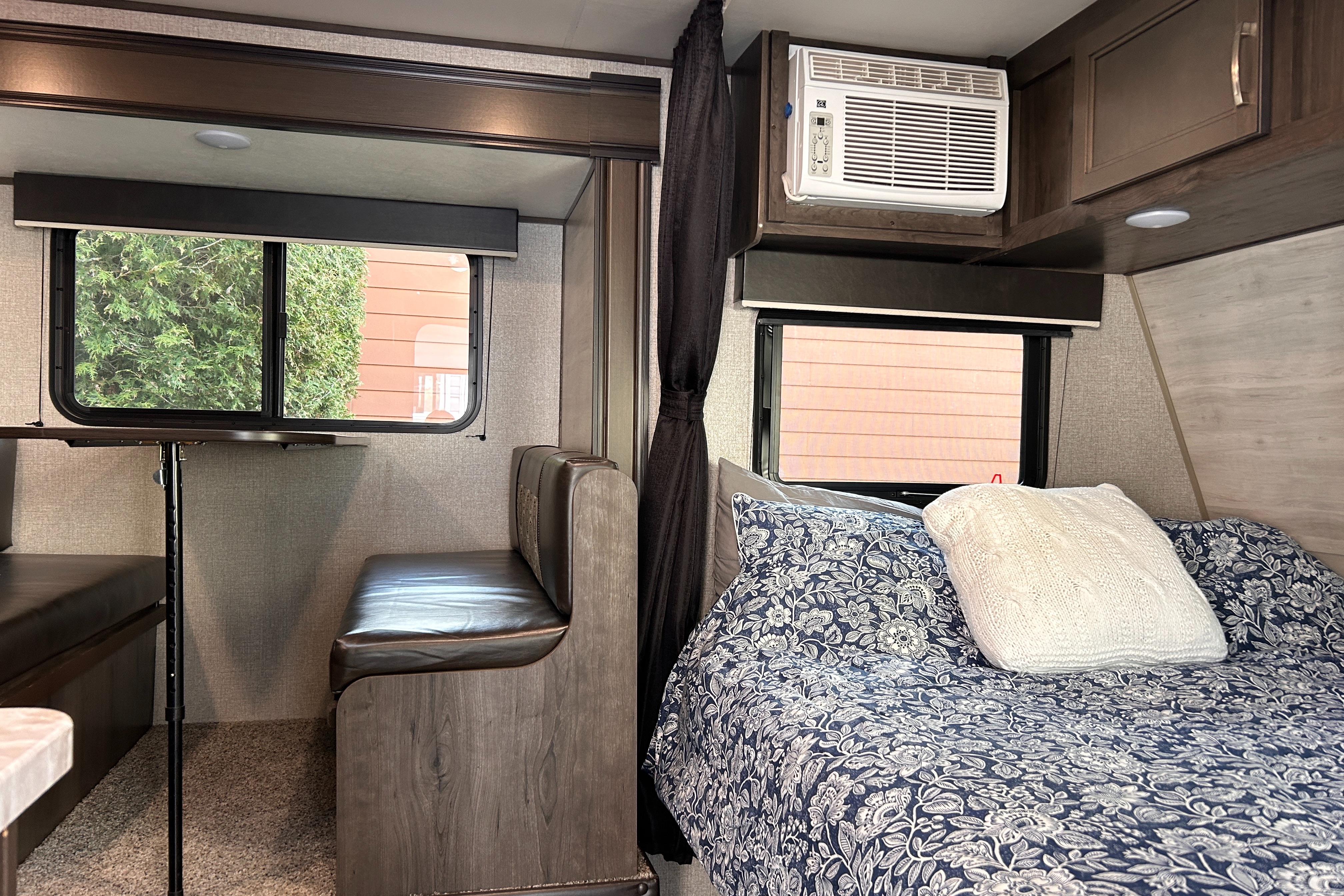 OVRR's Jayco 21ft Solar - sleeps 6, pet friendly, light trailer, tows easy!