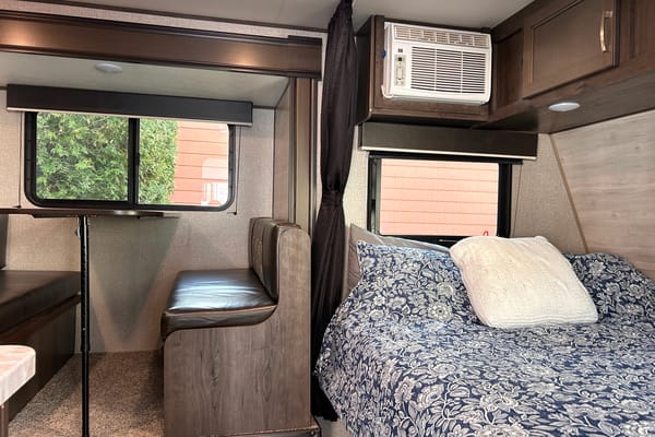 OVRR's Jayco 21ft Solar - sleeps 6, pet friendly, light trailer, tows easy!