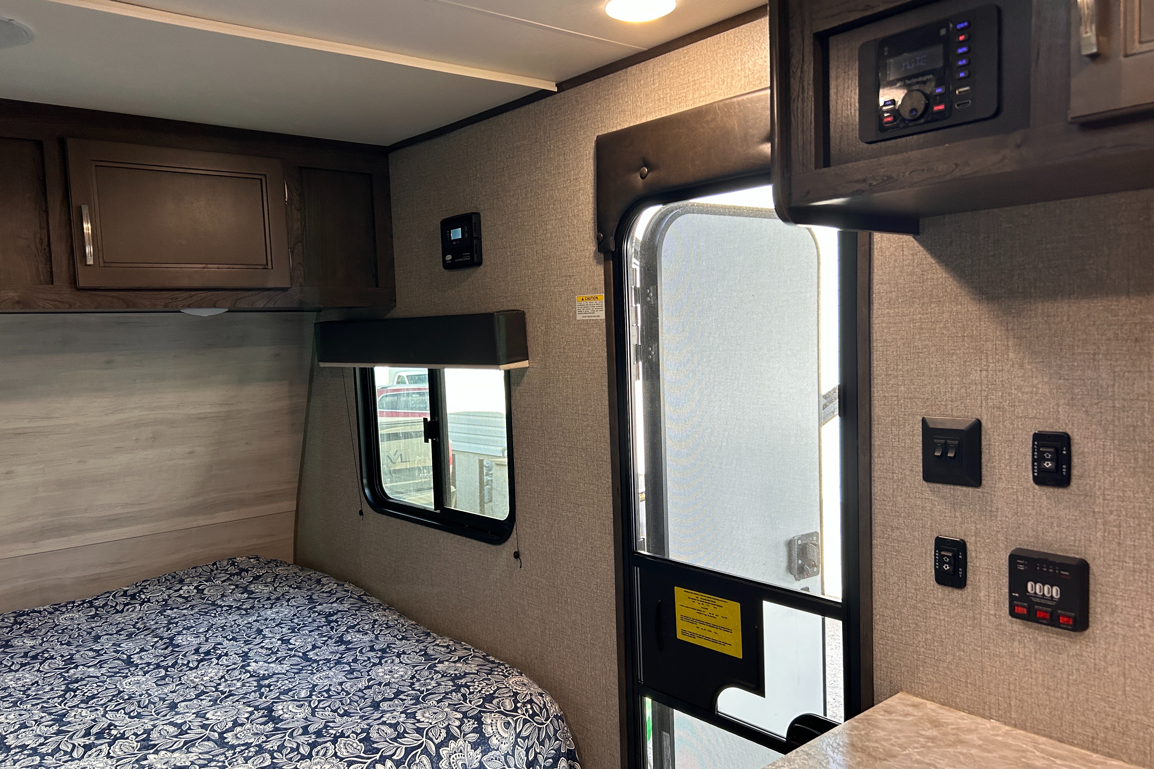 OVRR's Jayco 21ft Solar - sleeps 6, pet friendly, light trailer, tows easy!