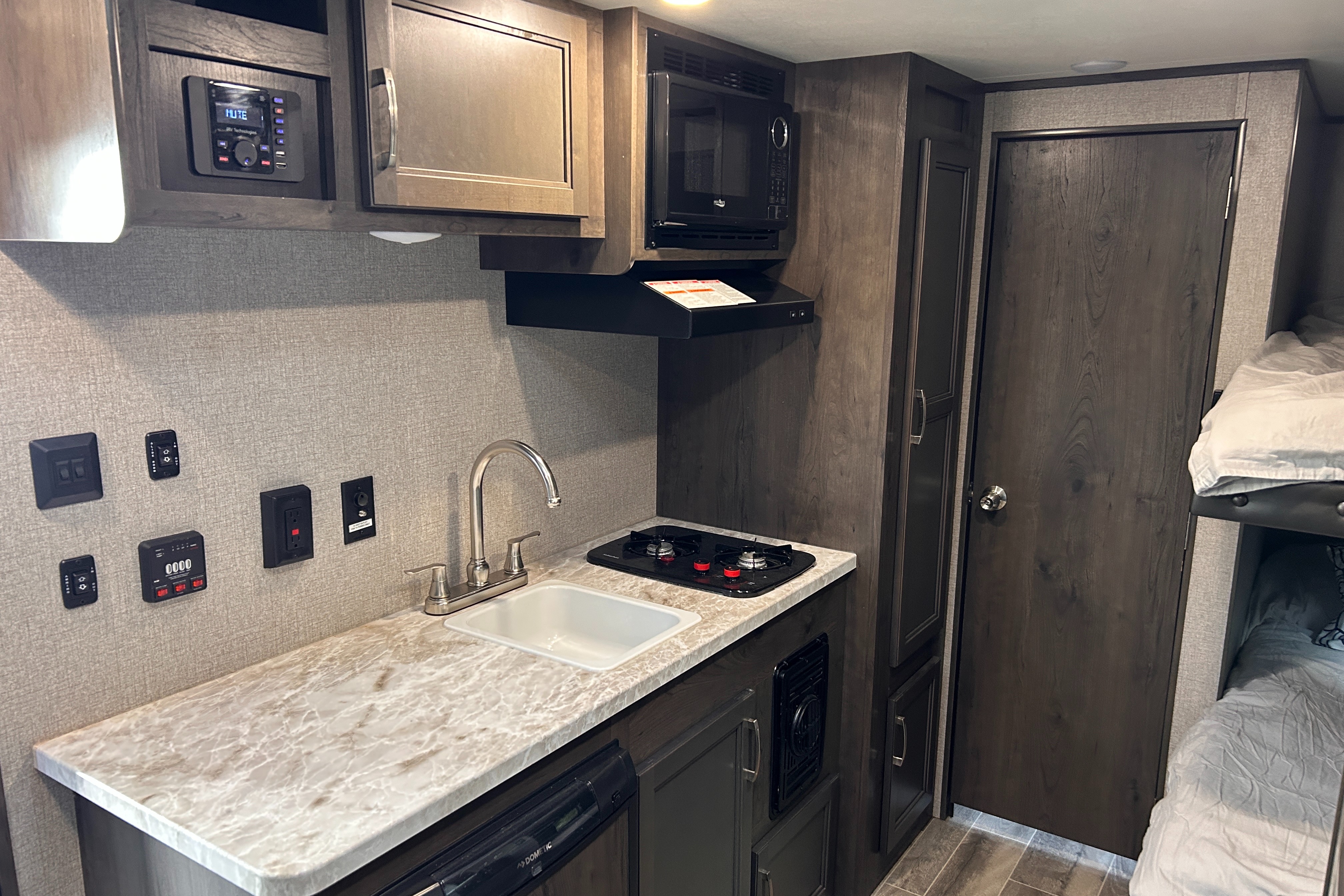 OVRR's Jayco 21ft Solar - sleeps 6, pet friendly, light trailer, tows easy!