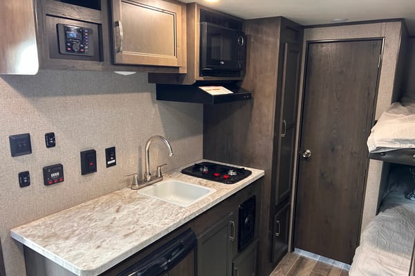 OVRR's Jayco 21ft Solar - sleeps 6, pet friendly, light trailer, tows easy!