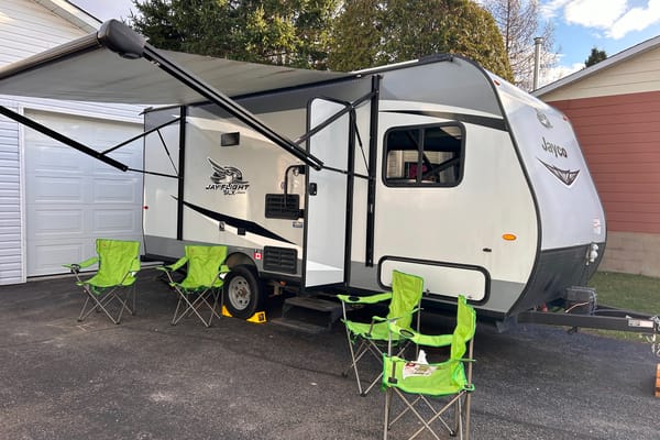 OVRR's Jayco 21ft Solar - sleeps 6, pet friendly, light trailer, tows easy!