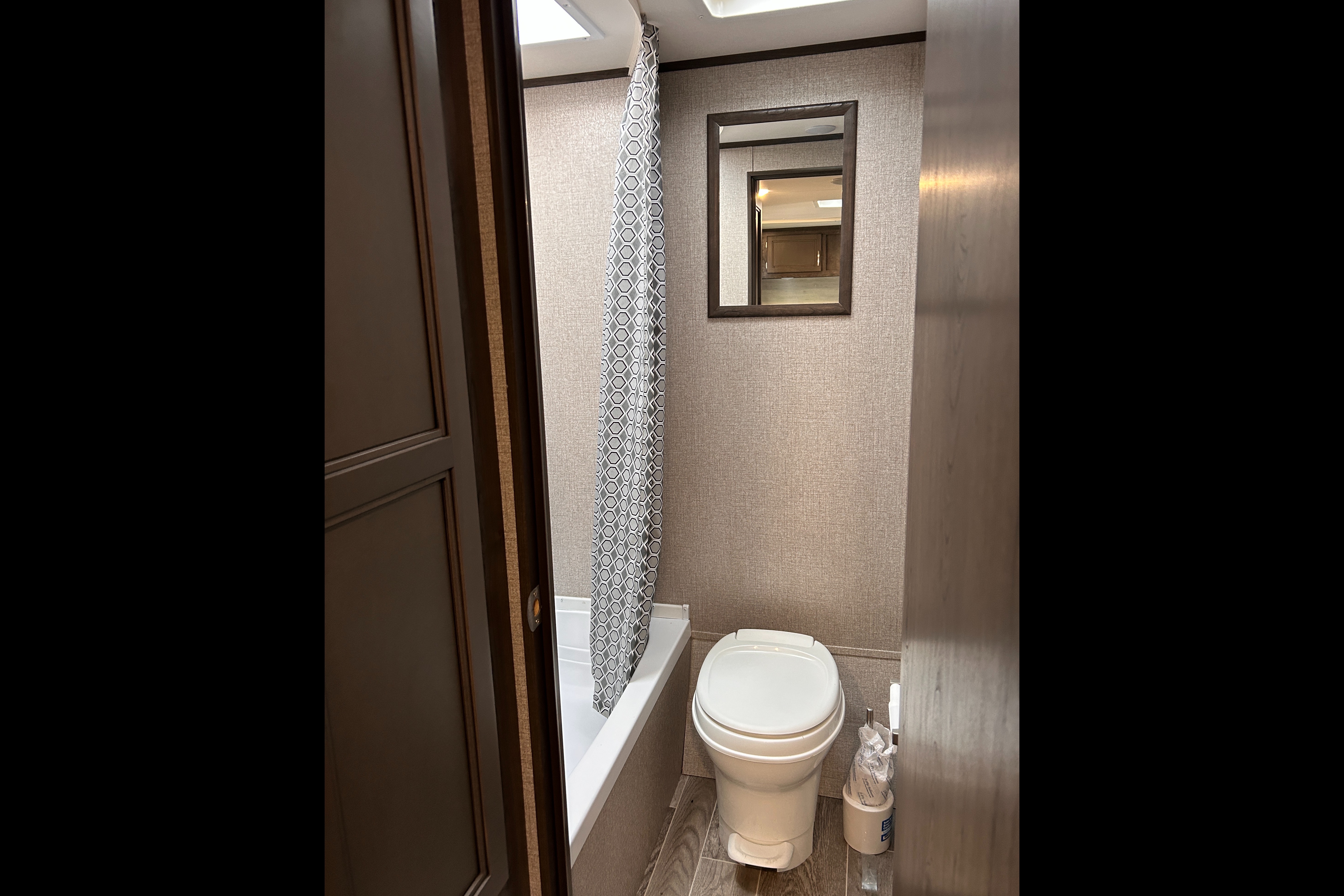OVRR's Jayco 21ft Solar - sleeps 6, pet friendly, light trailer, tows easy!
