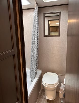 OVRR's Jayco 21ft Solar - sleeps 6, pet friendly, light trailer, tows easy!