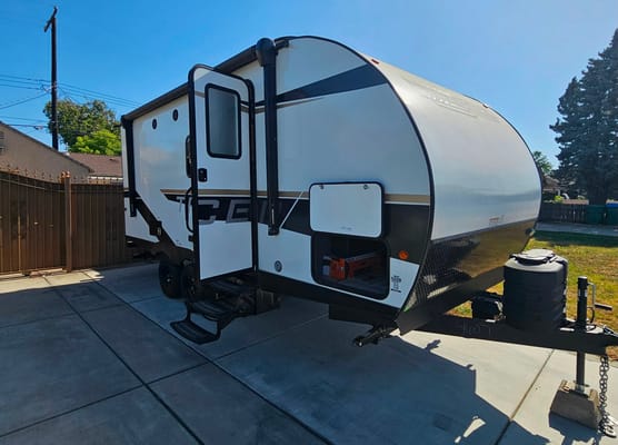 Lindsey's Primetime Tracer LE Ultra Lite Travel Trailer