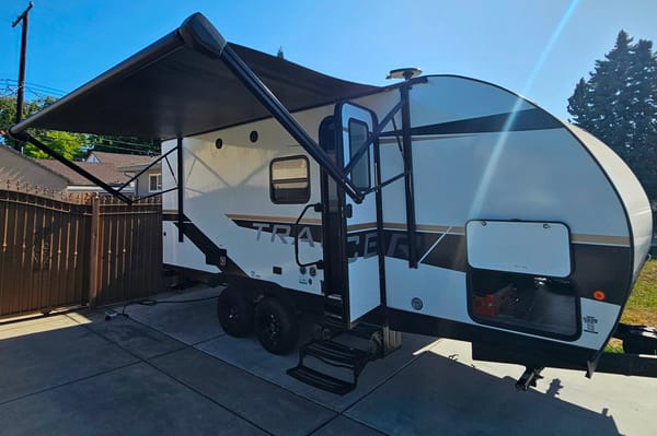 Lindsey's Primetime Tracer LE Ultra Lite Travel Trailer