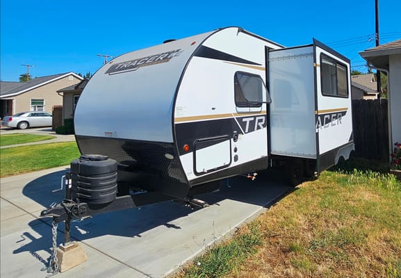 Lindsey's Primetime Tracer LE Ultra Lite Travel Trailer