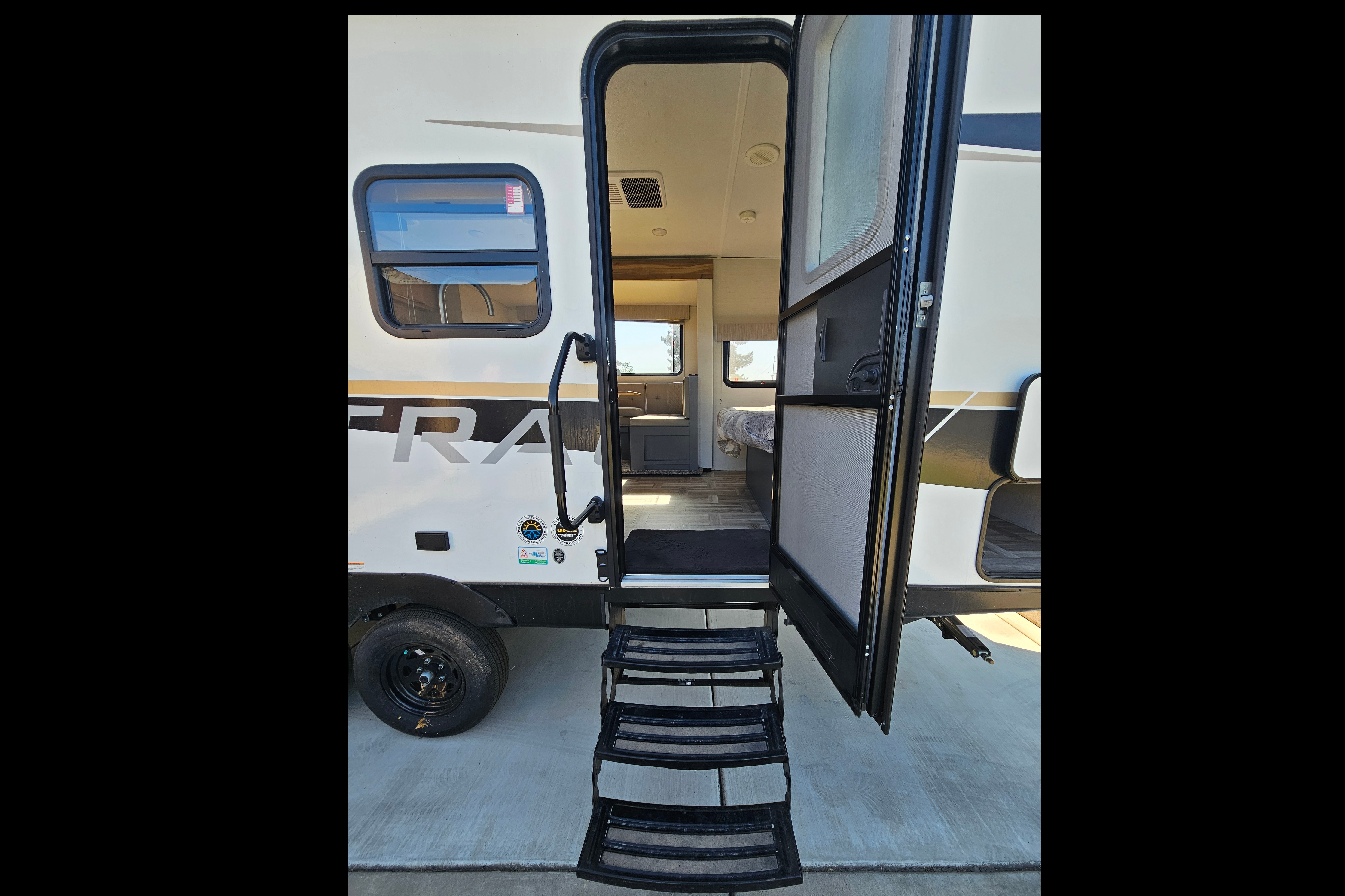 Lindsey's Primetime Tracer LE Ultra Lite Travel Trailer