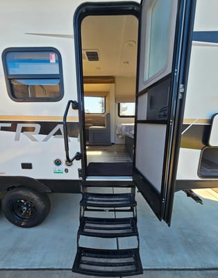 Lindsey's Primetime Tracer LE Ultra Lite Travel Trailer
