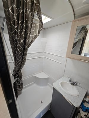 Lindsey's Primetime Tracer LE Ultra Lite Travel Trailer