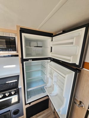 Lindsey's Primetime Tracer LE Ultra Lite Travel Trailer