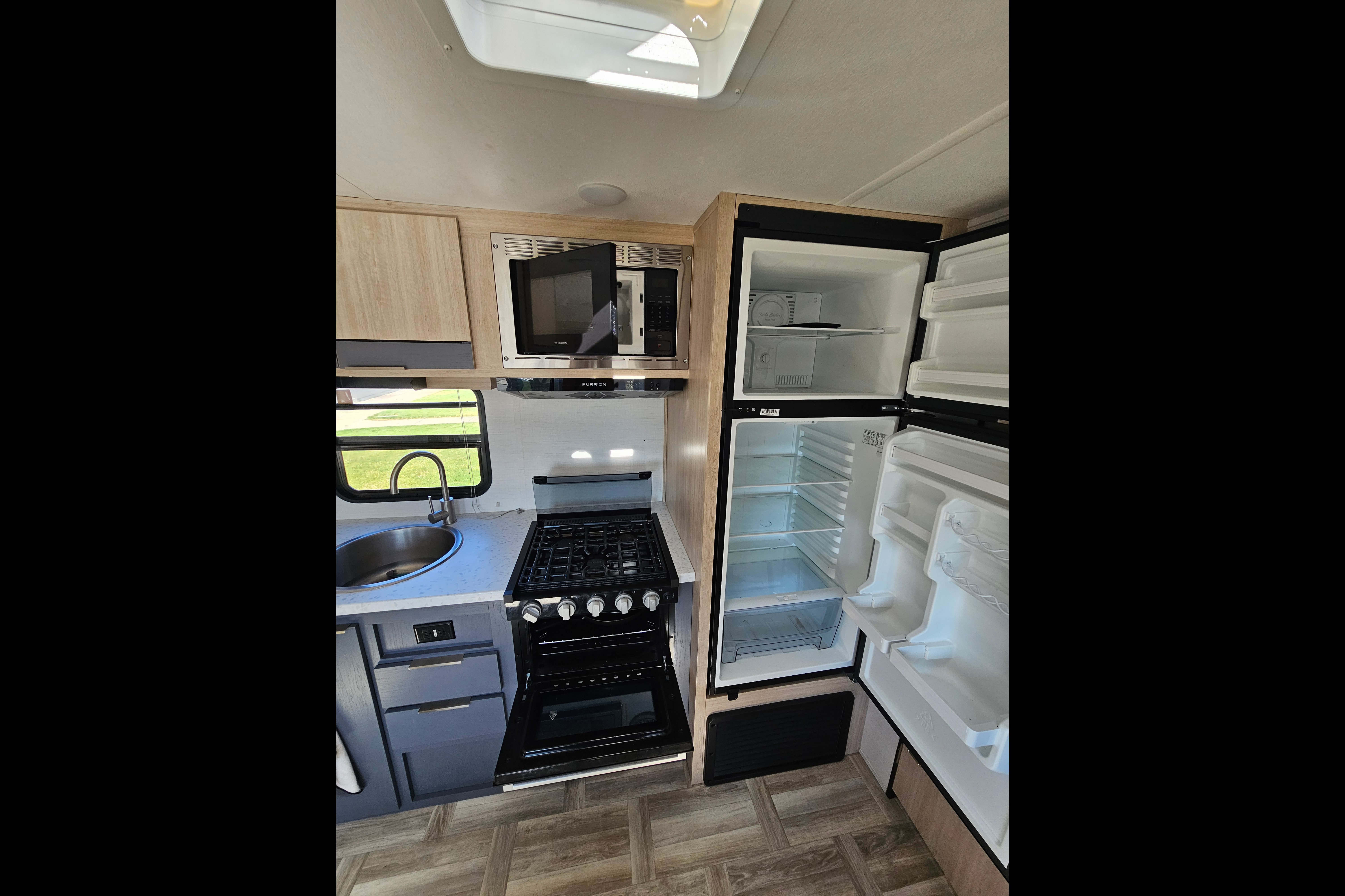 Lindsey's Primetime Tracer LE Ultra Lite Travel Trailer