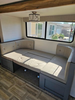 Lindsey's Primetime Tracer LE Ultra Lite Travel Trailer