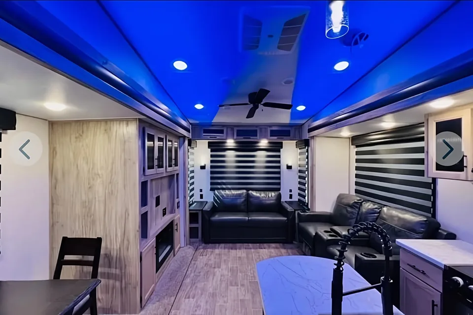 Neal's Fleetwood 2022 Fifth Wheel