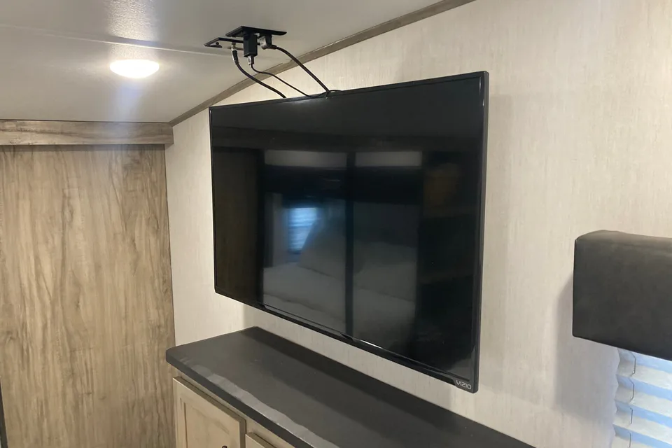 Neal's Fleetwood 2022 Fifth Wheel