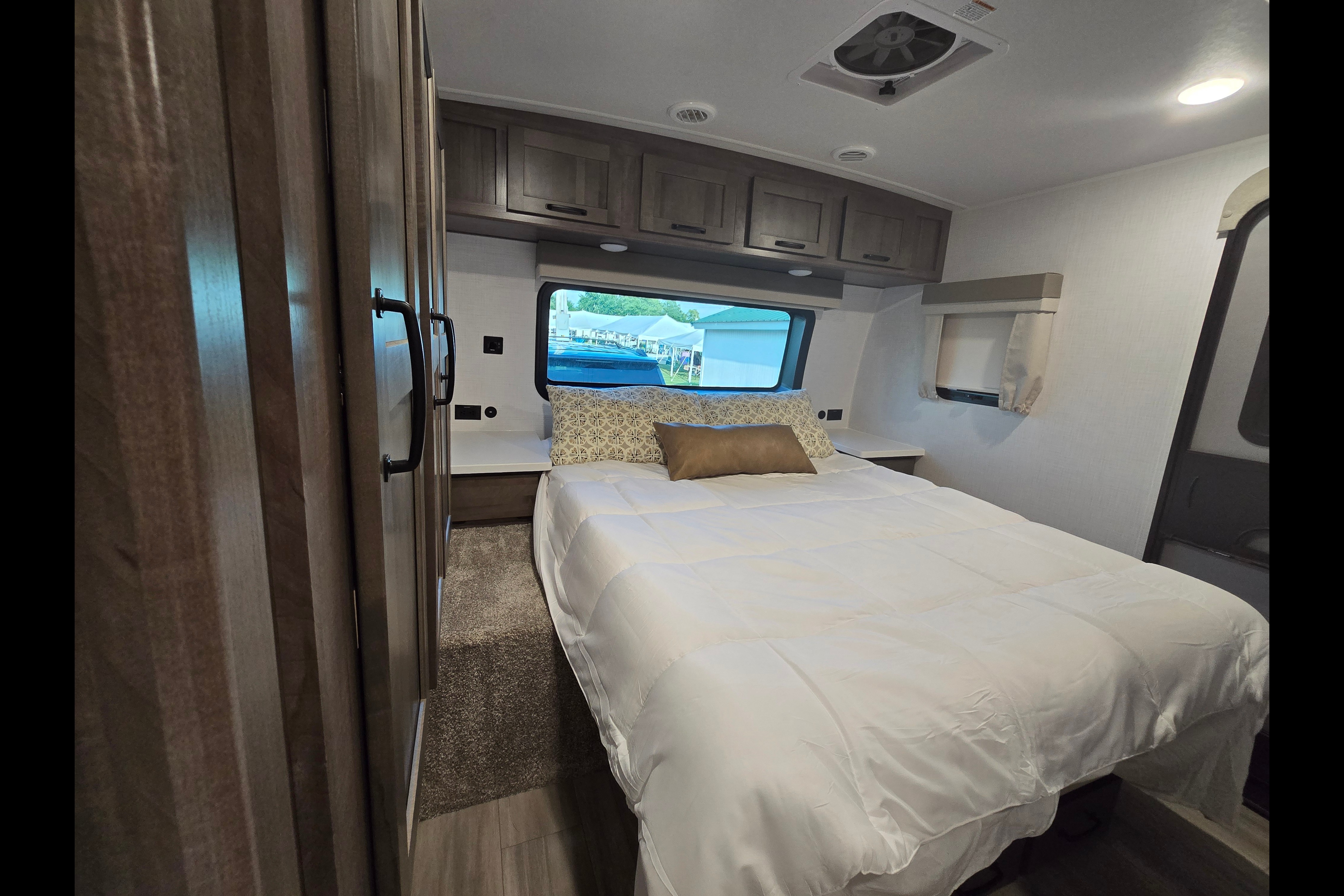 Luxury RV - perfect for equestrians/snowbirds