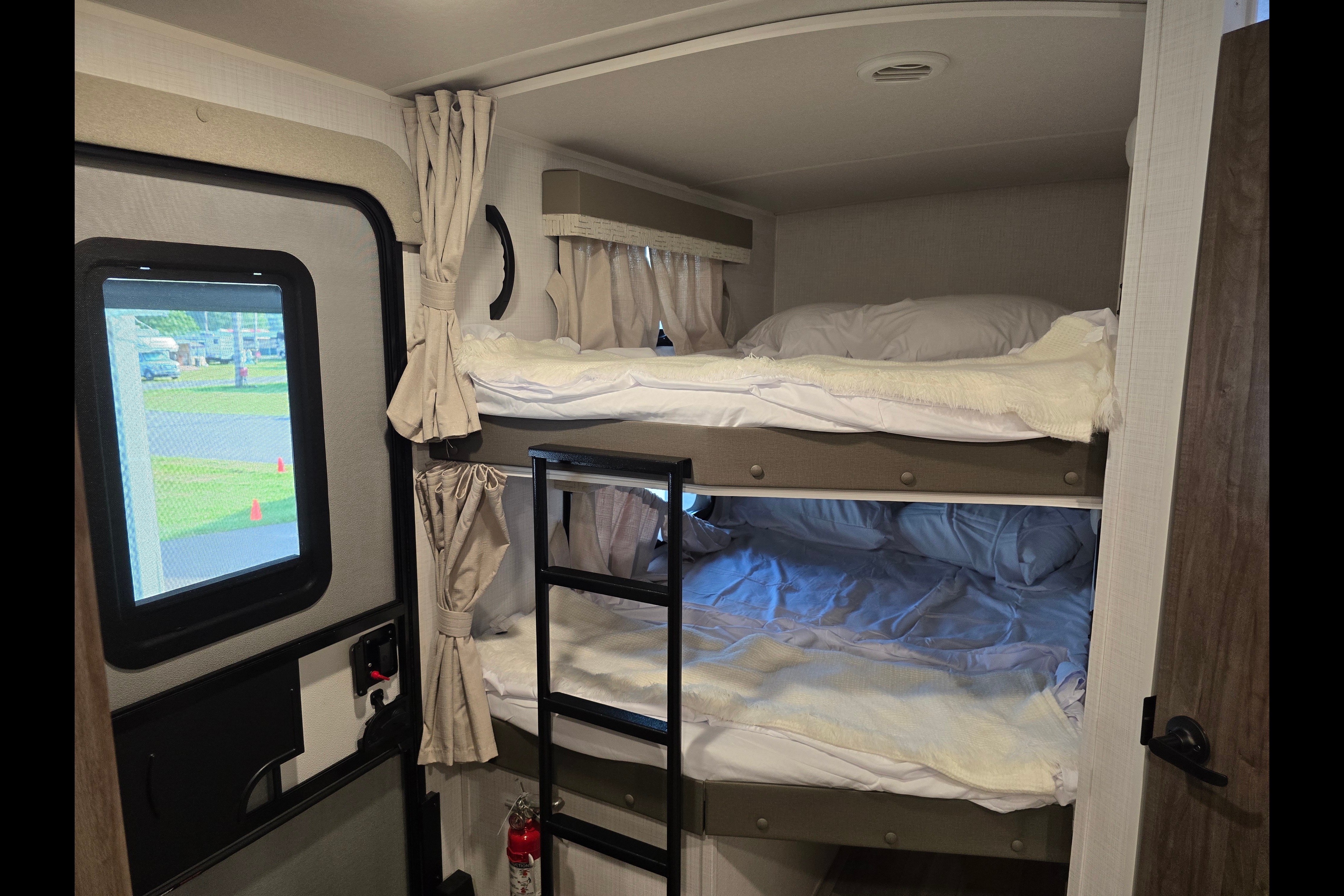 Luxury RV - perfect for equestrians/snowbirds