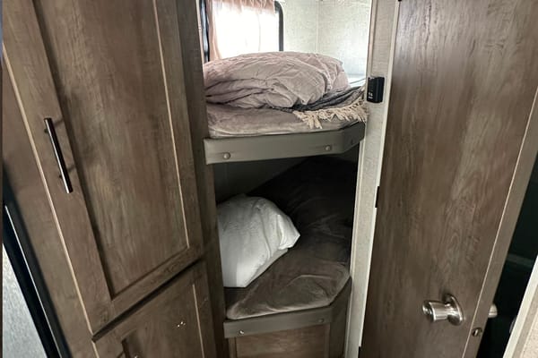 T-267 35' fully stocked Bunk house, great unit with the kids! turnkey package available