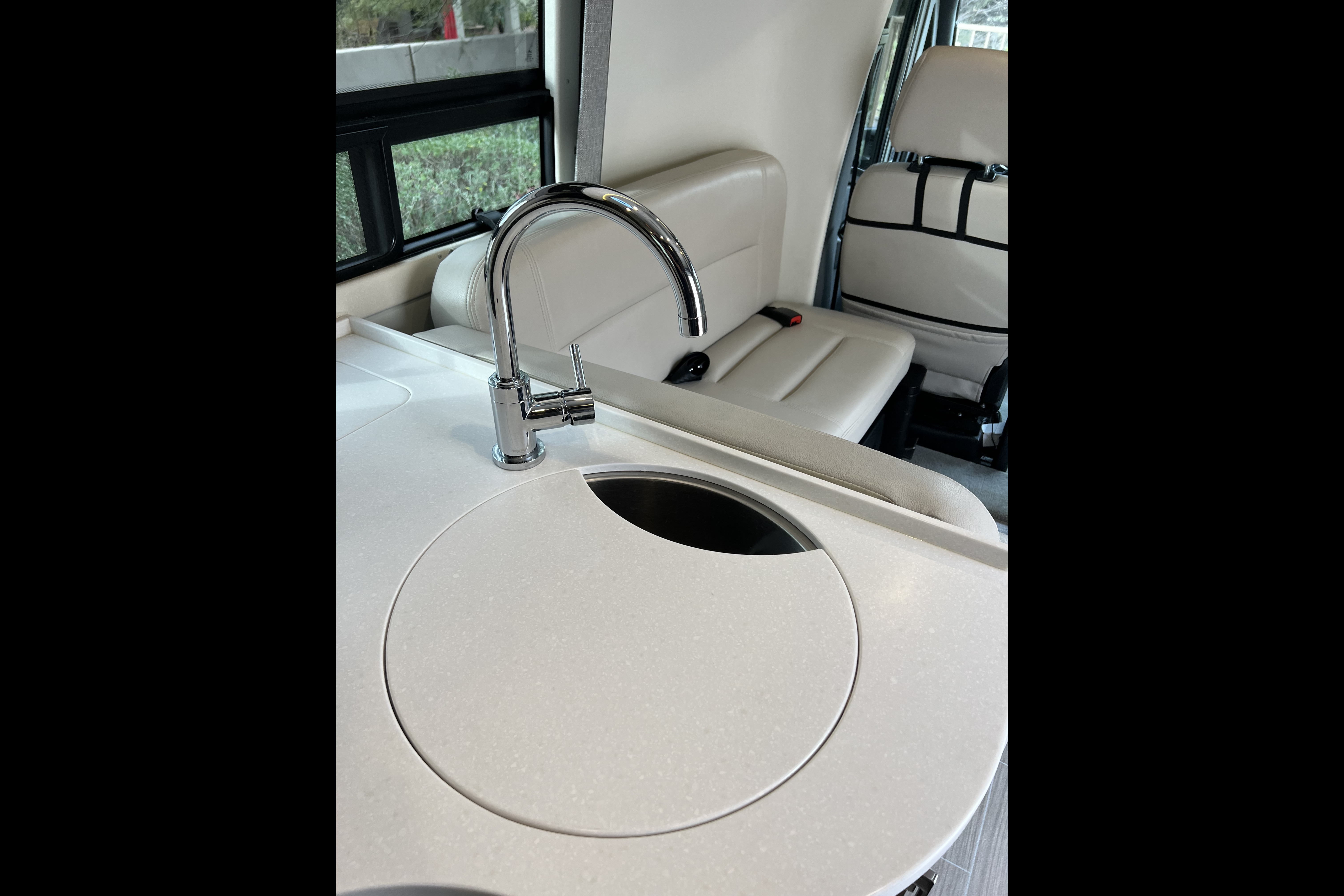 Vincent's Leisure Travel Vans 2019 Class B