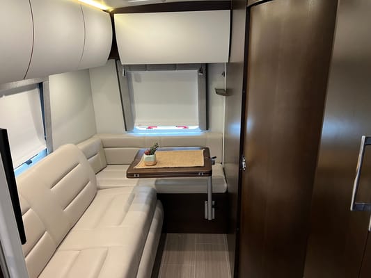 Vincent's Leisure Travel Vans 2019 Class B