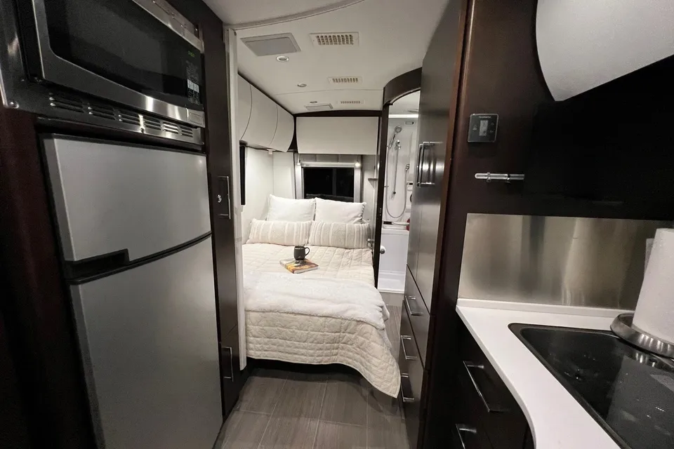 Vincent's Leisure Travel Vans 2019 Class B
