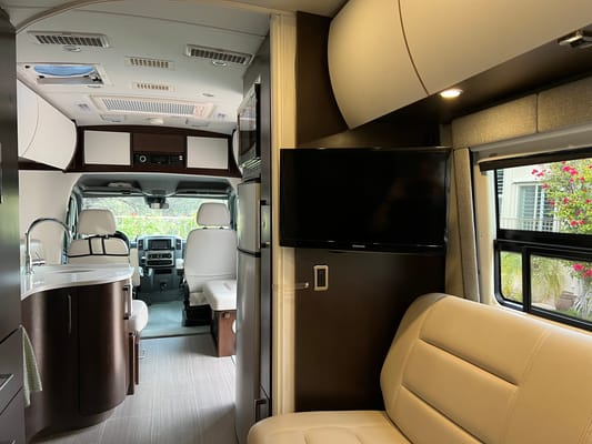 Vincent's Leisure Travel Vans 2019 Class B
