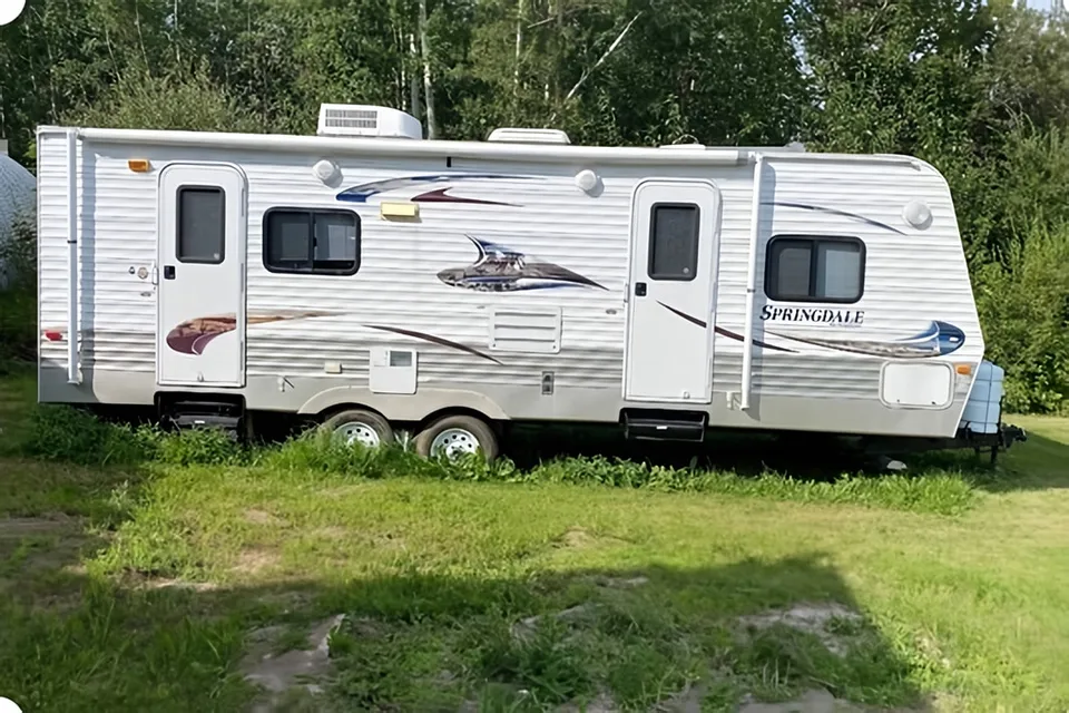 28’ Springdale Trailer Sleeps 5