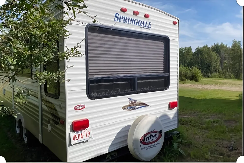 28’ Springdale Trailer Sleeps 5