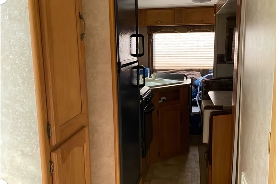 28’ Springdale Trailer Sleeps 5
