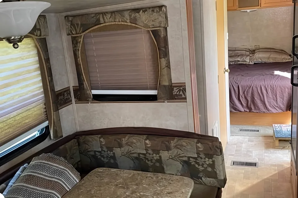 28’ Springdale Trailer Sleeps 5