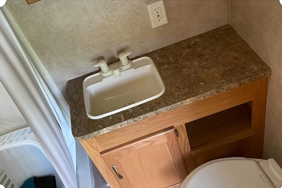 28’ Springdale Trailer Sleeps 5