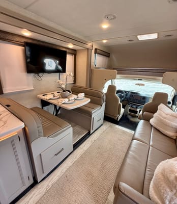 Convenience Rv's Chateau 31EV
