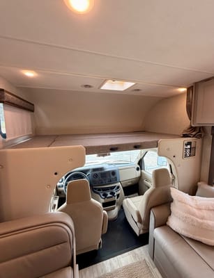 Convenience Rv's Chateau 31EV