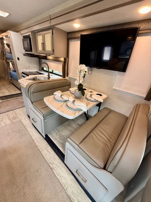 Convenience Rv's Chateau 31EV
