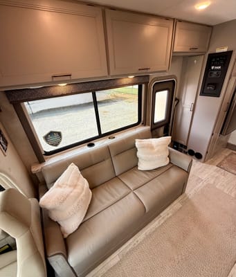 Convenience Rv's Chateau 31EV