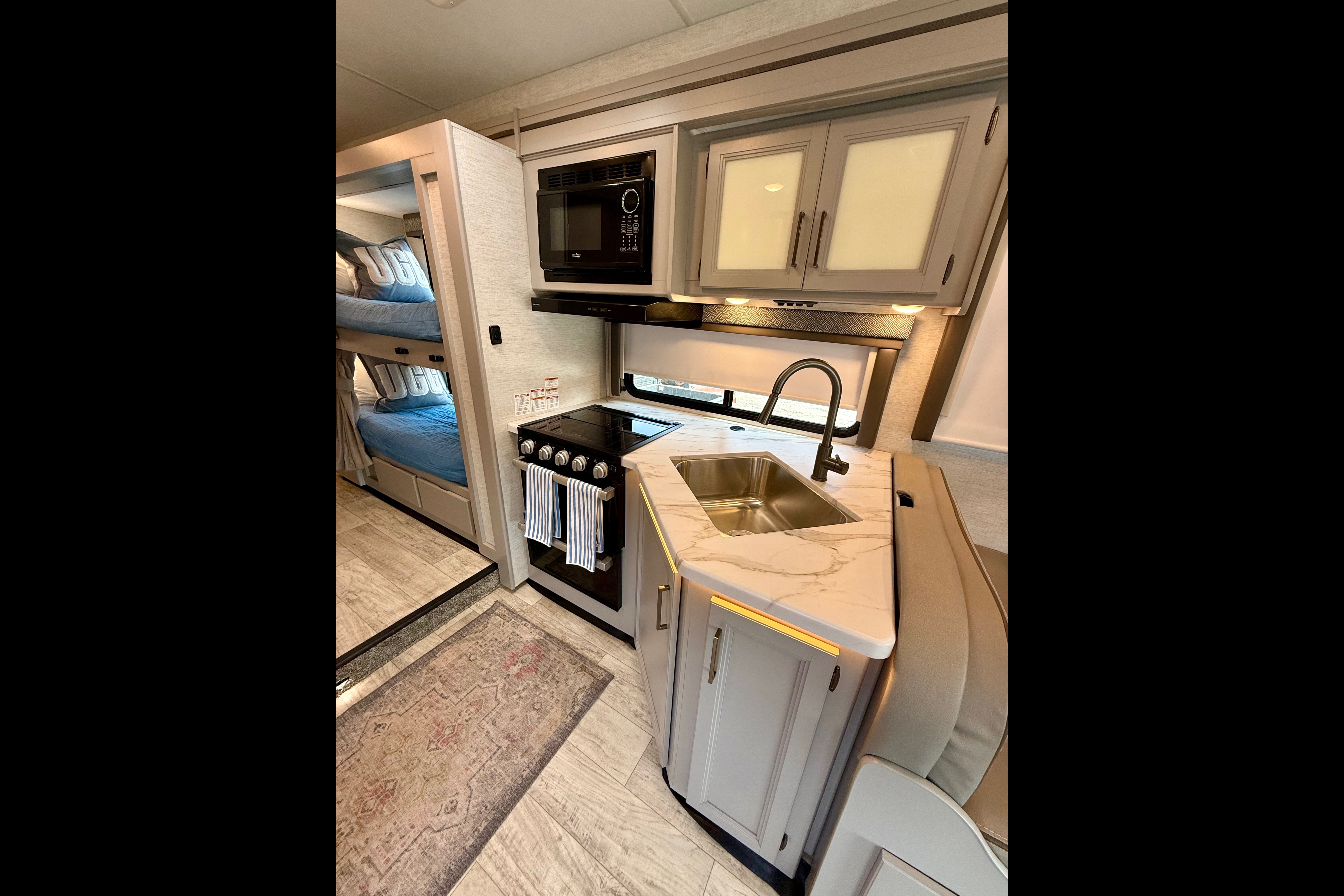 Convenience Rv's Chateau 31EV