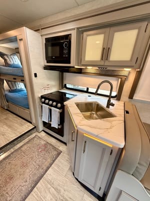 Convenience Rv's Chateau 31EV