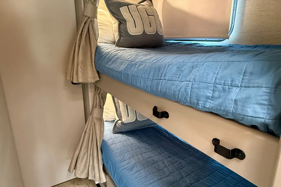 Convenience Rv's Chateau 31EV