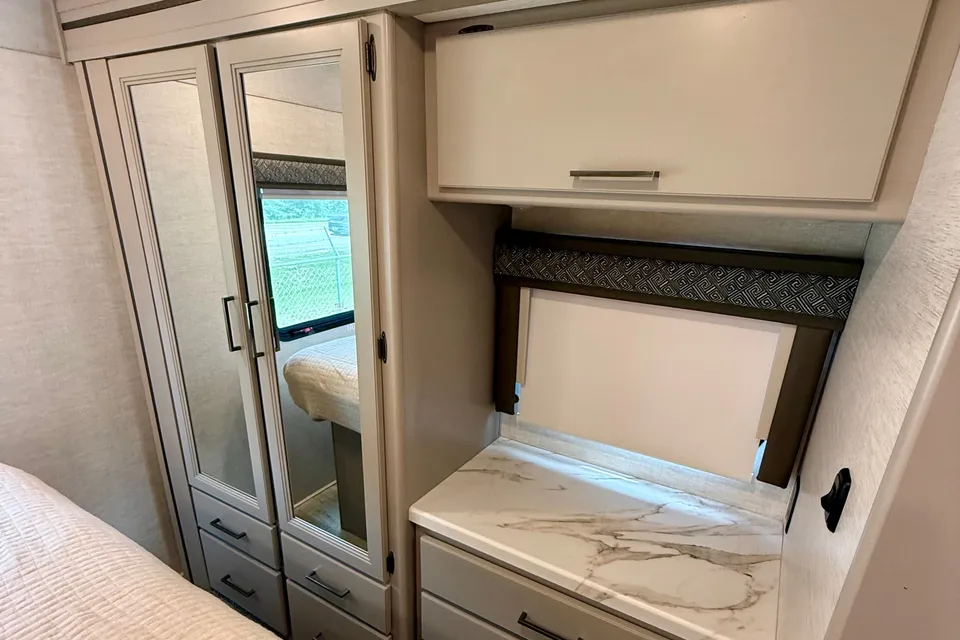 Convenience Rv's Chateau 31EV