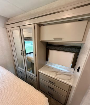 Convenience Rv's Chateau 31EV