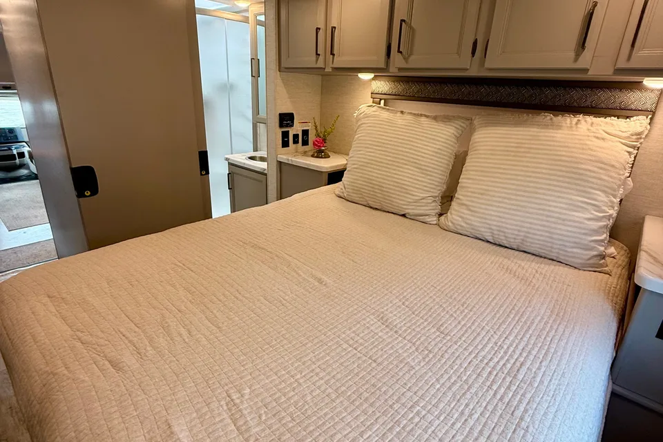 Convenience Rv's Chateau 31EV