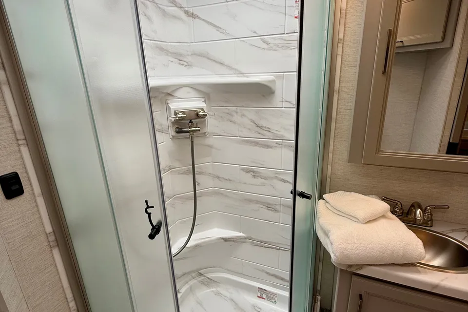 Convenience Rv's Chateau 31EV