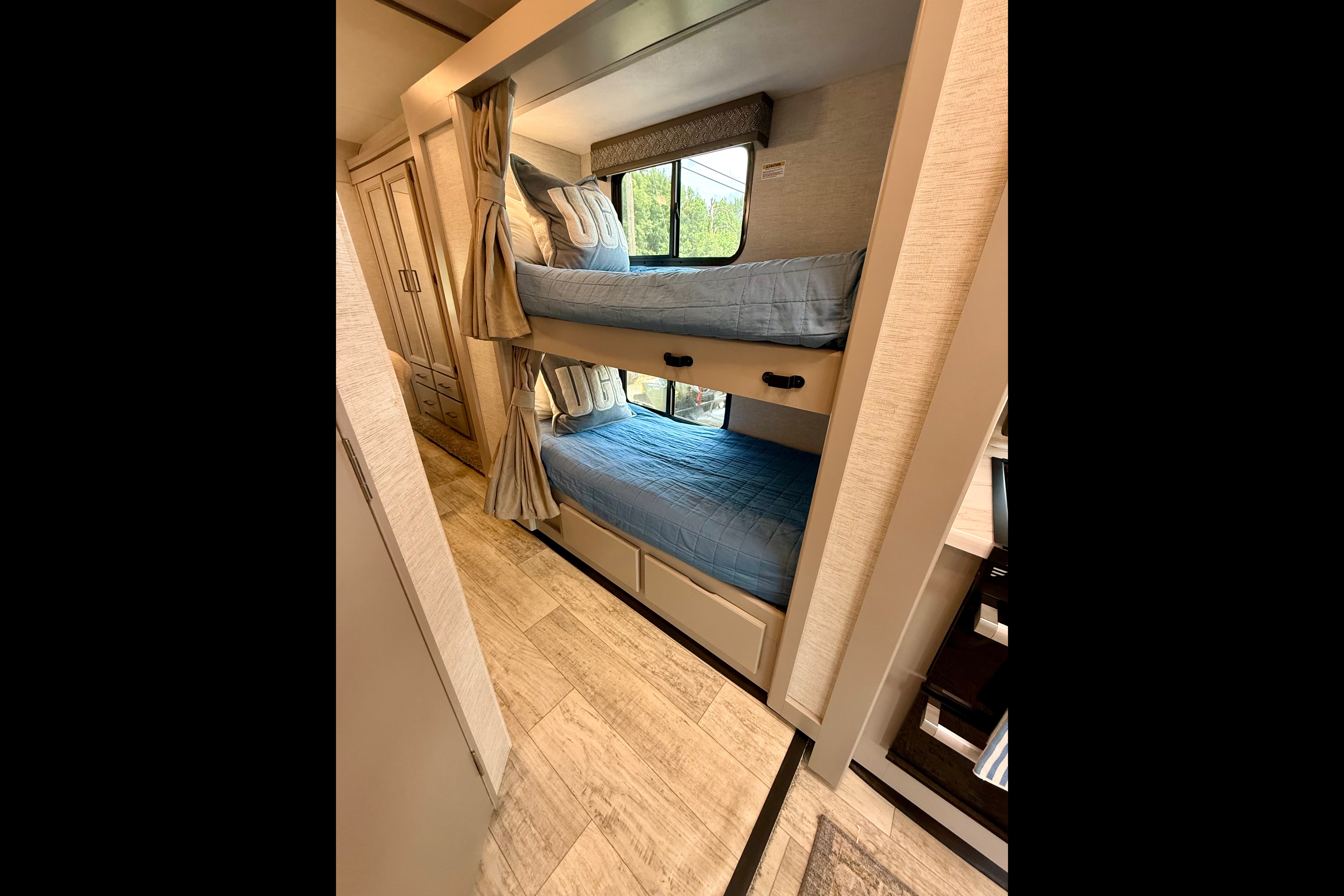 Convenience Rv's Chateau 31EV