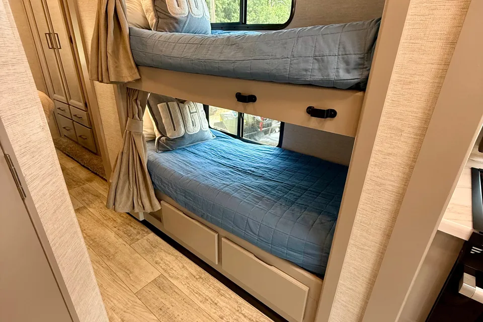 Convenience Rv's Chateau 31EV