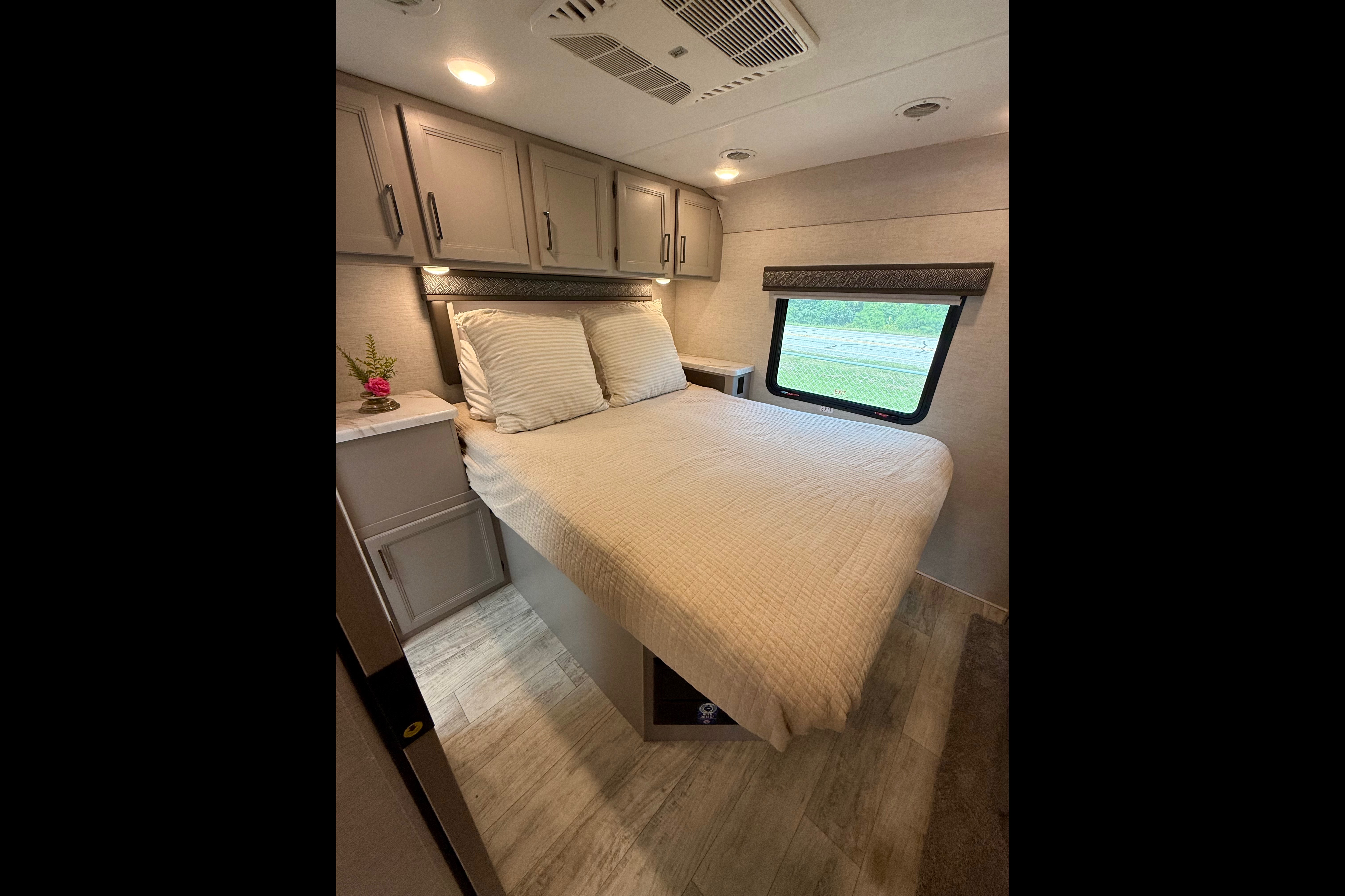 Convenience Rv's Chateau 31EV