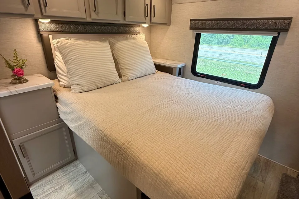 Convenience Rv's Chateau 31EV