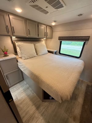 Convenience Rv's Chateau 31EV