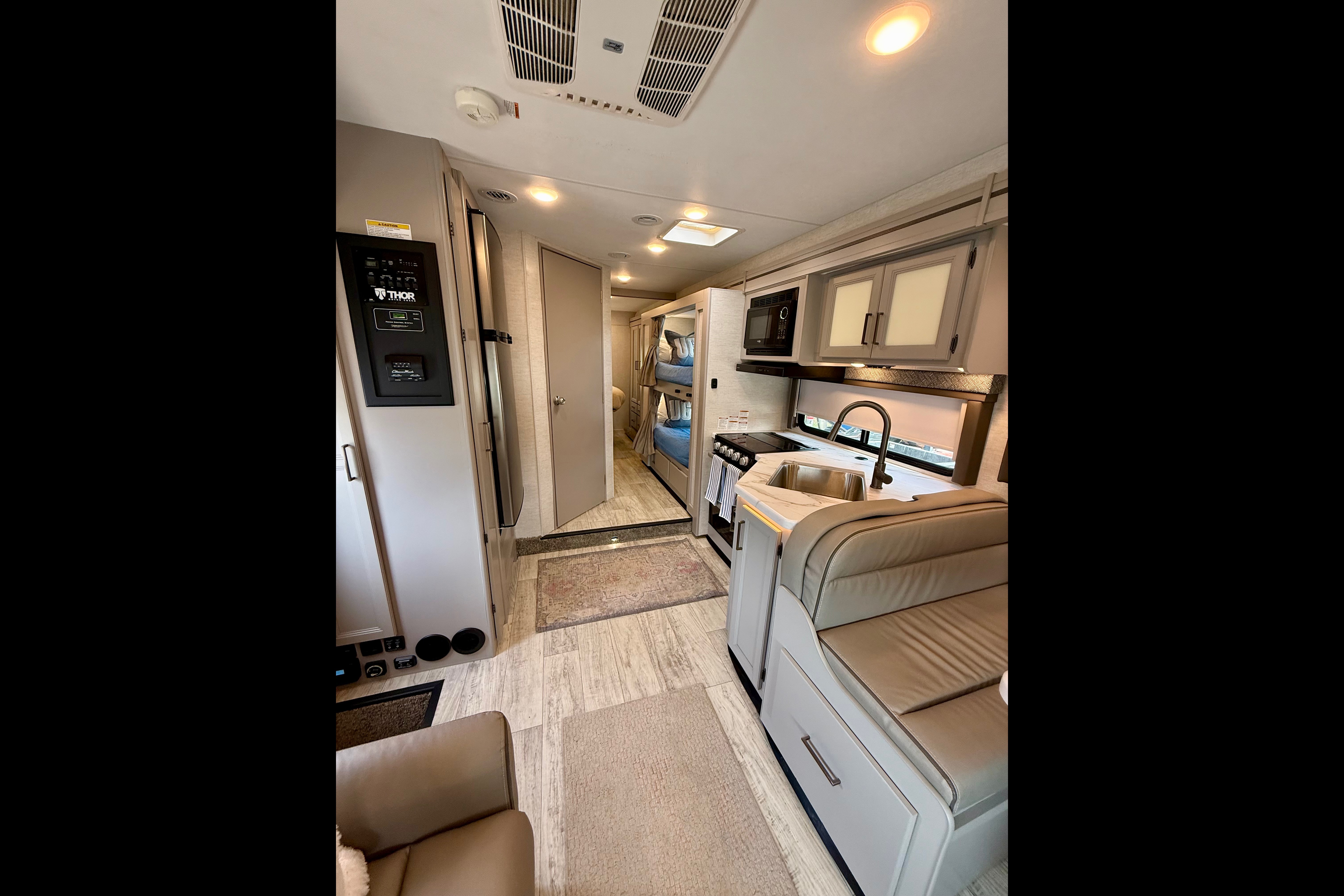 Convenience Rv's Chateau 31EV