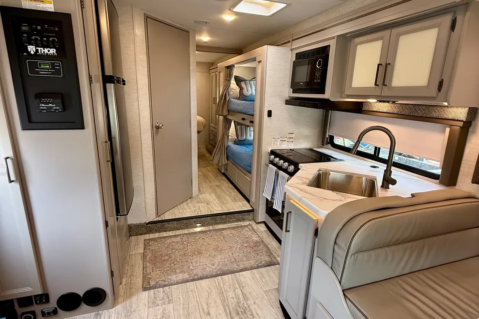 Convenience Rv's Chateau 31EV