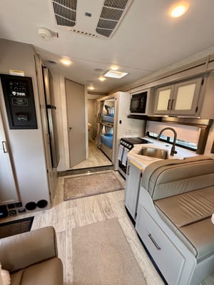 Convenience Rv's Chateau 31EV